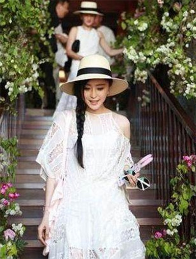看看女星們花式戴草帽的帽子戲法！