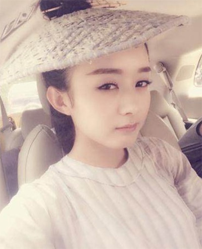 看看女星們花式戴草帽的帽子戲法！